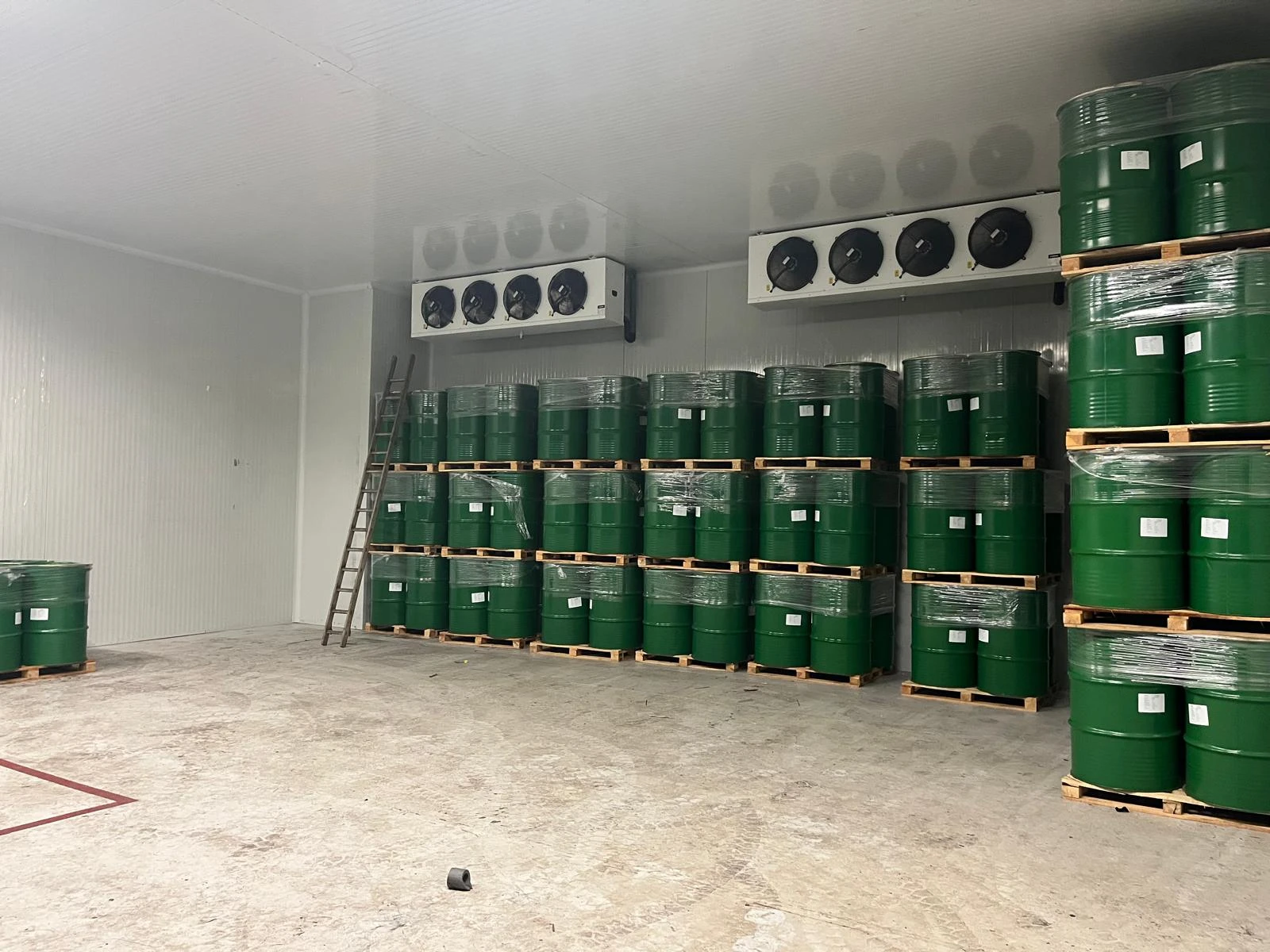Soğuk oda içinde depolanan ürünler ve evaporatörler