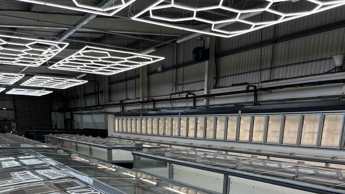 Market koridorunda kurulu uzun soğutmalı teşhir reyonu hattı